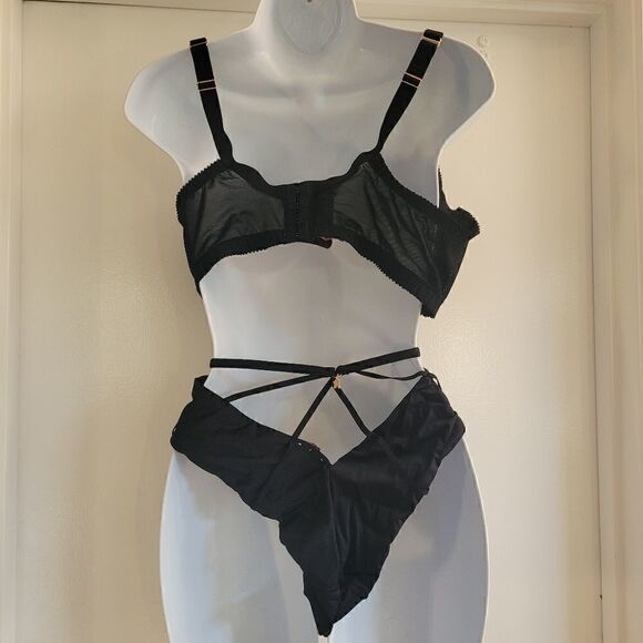 Savage ×Fenty black bra and panties - Picture 6 of 8